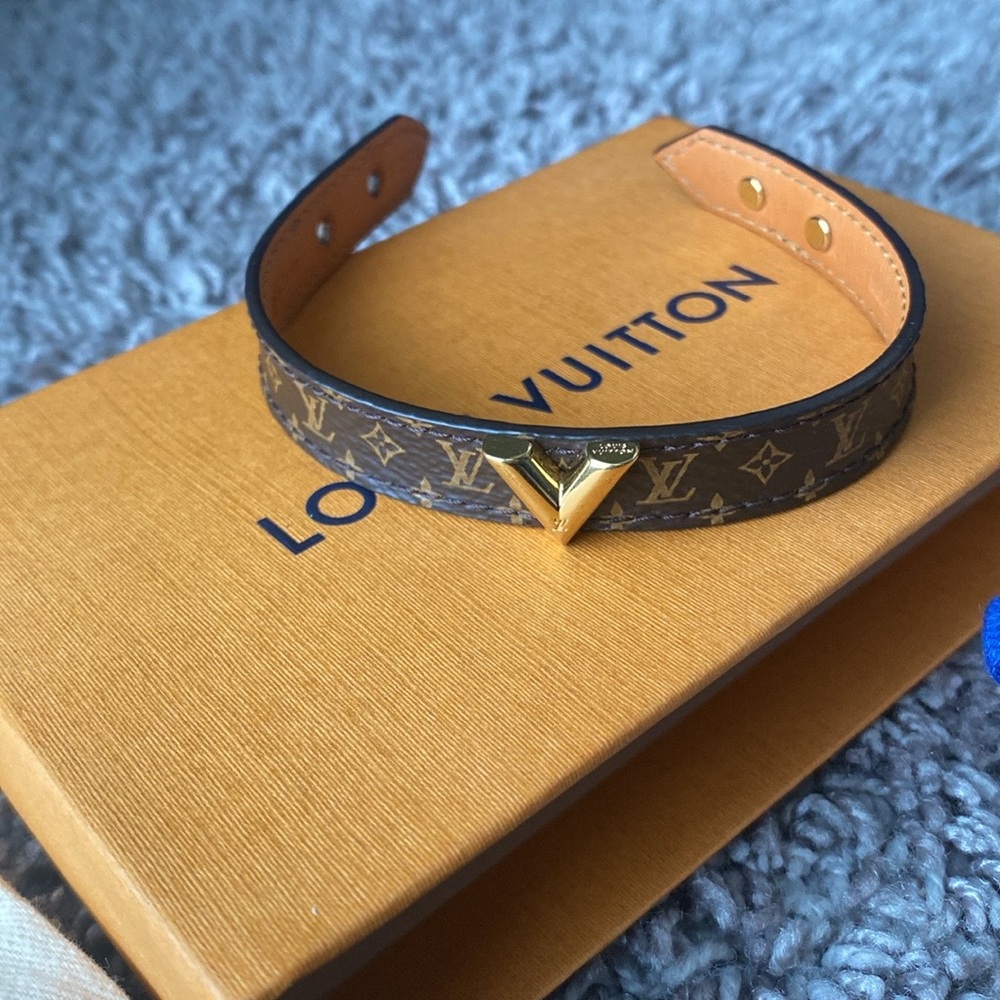 Louis Vuitton Monogram Essential V Bracelet - Picture 4 of 6